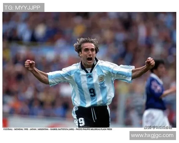 意大利足球明星长发飘逸的魅力与风采探秘