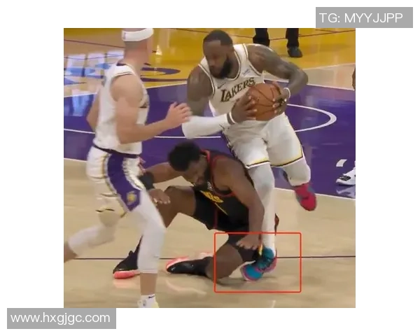 足球明星受伤瞬间曝光引发球迷热议伤情是否影响赛季表现 足球明星受伤瞬间曝光引发球迷热议伤情是否影响赛季表现